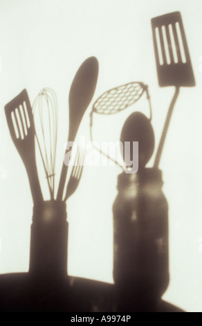 Ombra nella luce calda sul panno pallido o tenda di utensili da cucina in vasi Foto Stock