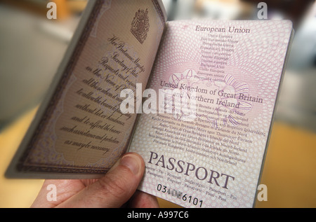Mano azienda British passaporto UE Foto Stock