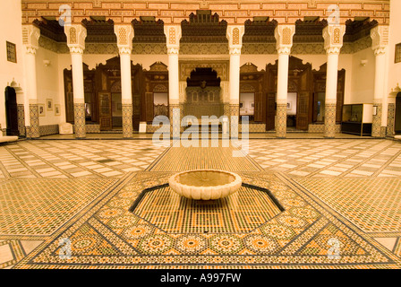 All'interno del cortile centrale del Museo di Marrakesh o Musee de Marrakech il quale è alloggiato in un edificio ristrutturato del XIX secolo Riad Marocco Foto Stock