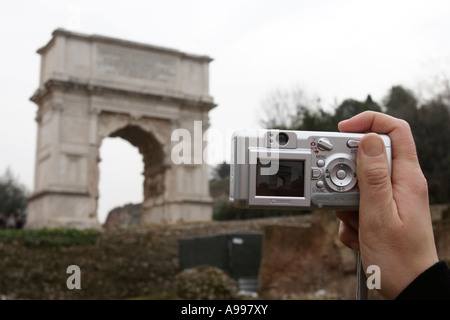 Tourist scatta foto con il suo telefonino a Forum Romanum in Rom, Italia Foto Stock