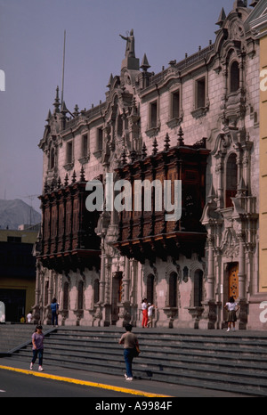 Coloniale balconi in legno sono fissati alla parte anteriore del palazzo arcivescovile in Plaza de Armas Lima Peru Foto Stock