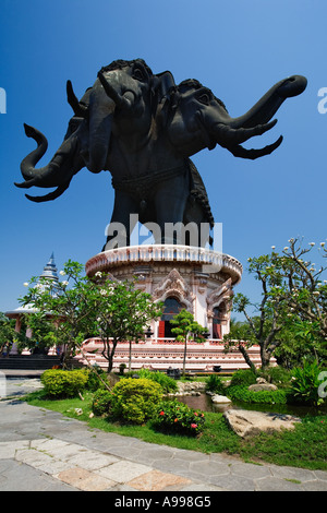 Il Museo di Erawan in Samut Prakan, Thailandia, appena al di fuori dei limiti della città di Bangkok meglio noto come a tre teste elefante. Foto Stock