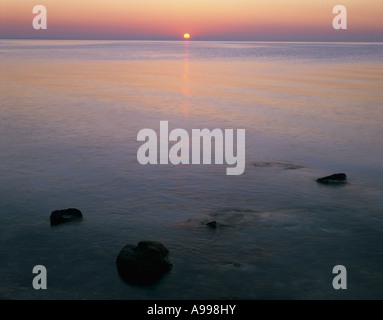 Impostazione tramonto sul mare con cielo rosa Foto Stock
