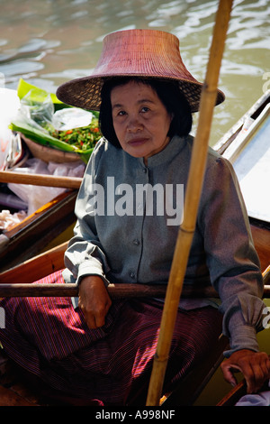 Mercante tailandese al Mercato Galleggiante di Damnoen Saduak Floating a Bangkok, in Thailandia. Foto Stock