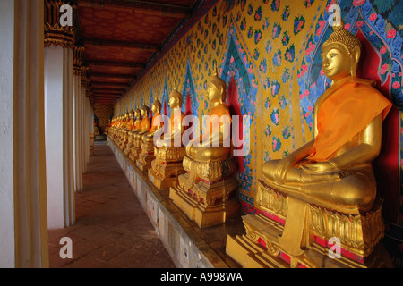 Buddha situato nella galleria dei bot a Wat Arun, noto anche come il tempio dell'alba, Bangkok in Thailandia. Foto Stock