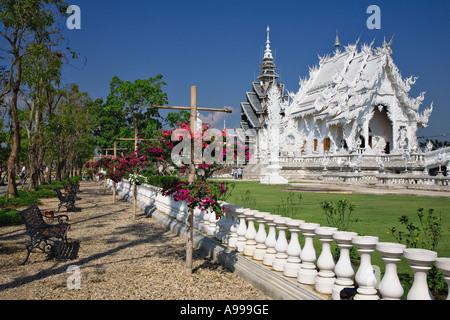 La bella bianca tempio di Wat Rong Khun in Tailandia centrale. Foto Stock