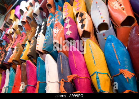 Dettaglio di un tradizionale colorato pantofole in pelle chiamato Babouches in un negozio nel Souk Smata a Marrakech in Marocco Foto Stock