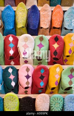 Dettaglio di un tradizionale colorato pantofole in pelle chiamato Babouches in un negozio nel Souk Smata a Marrakech in Marocco Foto Stock