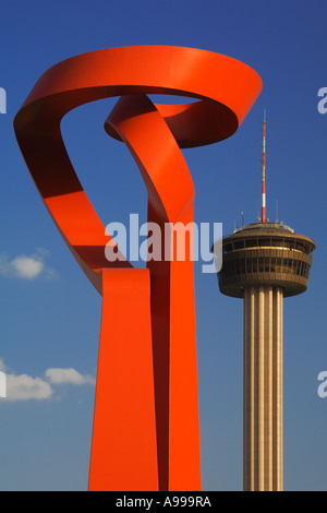 Torcia di amicizia la scultura e la Torre delle Americhe vicino al San Antonio Riverwalk, Texas. Foto Stock