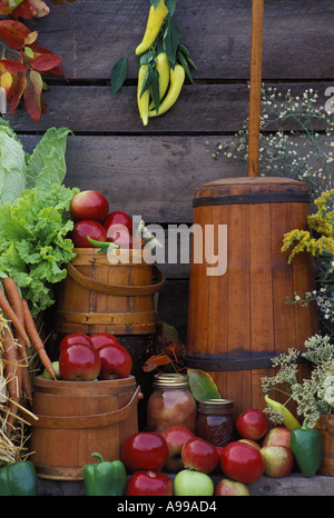 Prodotto raccolto, antichi churn e recipienti da cucina dal vecchio fienile muro a un display esterno della Comunità mercato agricolo Foto Stock