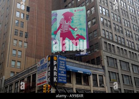 Un cartellone a Midtown Manhattan pubblicizza il popolarissimo iPod Apple Foto Stock