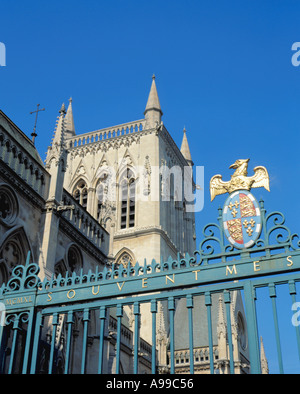 Colorato stemma con la torre di St Johns College Chapel oltre, Cambridge, Cambridgeshire, Inghilterra, Regno Unito. Foto Stock