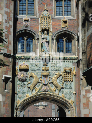 Dettagli architettonici di decorazione per il pittoresco Gatehouse a St Johns College di Cambridge, Cambridgeshire, Inghilterra, Regno Unito. Foto Stock