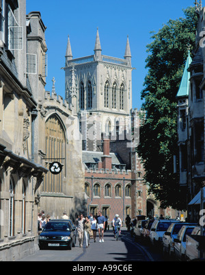 Torre di St Johns College Chapel visto lungo il pittoresco St Johns Street, Cambridge, Cambridgeshire, Inghilterra, Regno Unito. Foto Stock