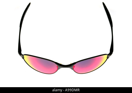 Occhiali da sole con lenti di iridio isolato su bianco Foto Stock