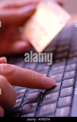 Donna utilizzando la carta di credito per pagare on line Foto Stock