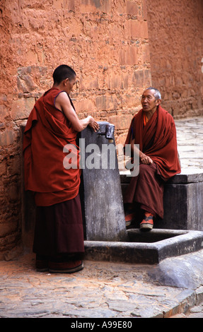 Giovani e anziani monaci in conversazione al monastero di Tashilunpo in Shigatse Tibet Cina Foto Stock