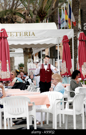 Cameriera spagnola che serve i clienti SULLA COSTA DEL SOL. Spagna Foto Stock