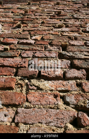 Vecchia muratura in mattoni con malta di sbriciolamento e puntamento Foto Stock