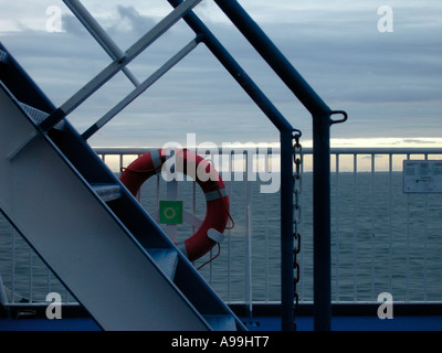 Sul ponte di una nave traghetto sul Mar Baltico lifebelt ringhiera e scale Foto Stock