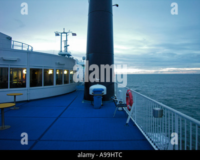 Sul ponte di una nave traghetto di le linee di digitalizzazione sul Mar Baltico sul modo in serata da Puttgarden in Germania per Rodby in Danimarca Foto Stock
