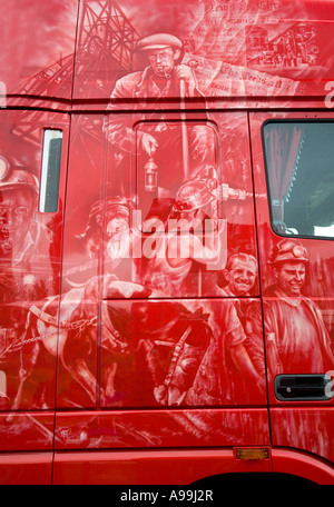 Un Lee Hawke Trasporti DAF XF con airbrushed sciopero dei minatori grafica, TruckFest, Peterborough, Regno Unito. Foto Stock