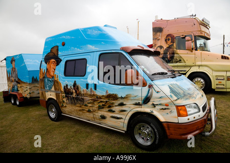 Ford Transit con Wild West air-spazzolata murale e rimorchio. TruckFest, Peterborough, Regno Unito. Foto Stock