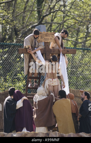 Gesù Cristo è rimosso dalla croce dopo essere crocifisso durante la Balmaseda Passion Play, nel nord della Spagna. Foto Stock