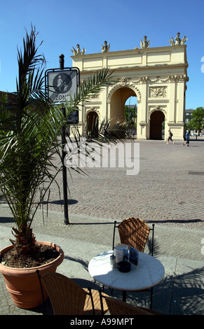 La Porta di Brandeburgo vicino ai palazzi e giardini di Potsdam, vicino a Berlino in Germania Foto Stock