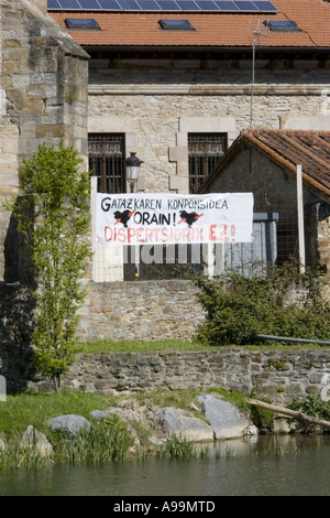 Nazionalista Basco slogan in Euskara sulla parete accanto al fiume Balmaseda Pais Vasco Paesi baschi Spagna Europa Foto Stock