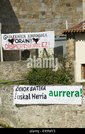 Nazionalista Basco slogan in Euskara sulla parete accanto al fiume Balmaseda Pais Vasco Paesi baschi Spagna Europa Foto Stock