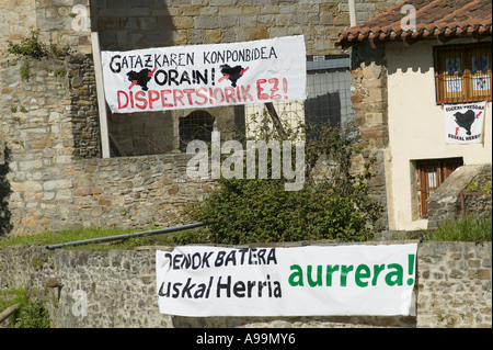 Nazionalista Basco slogan in Euskara sulla parete accanto al fiume Balmaseda Pais Vasco Paesi baschi Spagna Europa Foto Stock