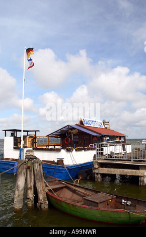 Un ristorante galleggiante la vendita di pesce affumicato sull'isola di Rügen Foto Stock