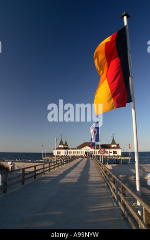 La bandiera tedesca vola sul molo Ahlbeck sull'isola di Rügen Foto Stock