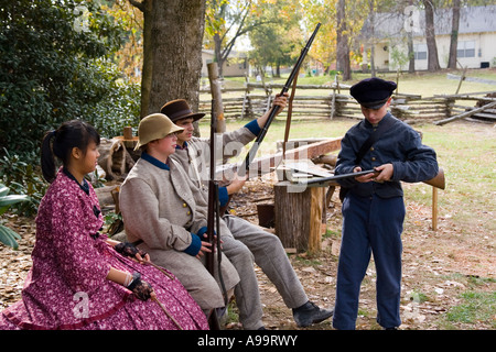 Arkansas AR USA il vecchio Stato di Washington Park Guerra Civile Weekend i soldati confederati la preparazione per la battaglia Foto Stock