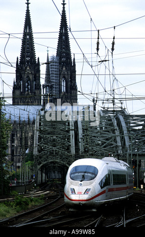 Le ferrovie tedesche ad alta velocità treno express lasciare Colonia, Renania settentrionale-Vestfalia (Germania). Foto Stock