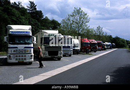 Camion parcheggiato in una stazione di servizio nei pressi di Colonia. HGV carrelli sono vietati dalla utilizzando le autostrade in Germania la domenica Foto Stock