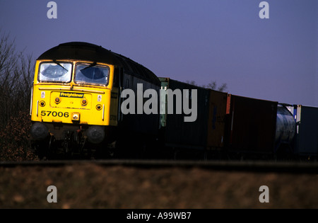 Treno merci sul singolo Ipswich al porto di Felixstowe linea ferroviaria, Trimley, Suffolk, Regno Unito. Foto Stock