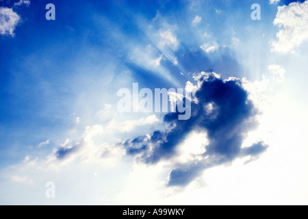 Sunburst attraverso il cloud-scape. Foto Stock