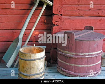 Vecchi utensili per cucina iva legname secchio di legno nella parte anteriore della parete di scandinavian red timberhouse fortino log house Foto Stock