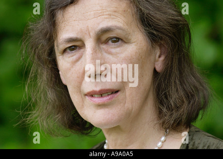 Claire Tomalin Whitbread Libro dell'anno vincitore nella foto a Hay Festival 2003 Hay on Wye Powys Wales UK Foto Stock