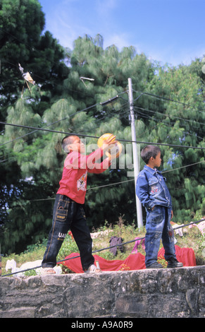 Il nepalese giocare i ragazzi con serpenti alati Nagarkot village Nepal Foto Stock