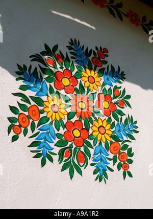 Fiori dipinto sul muro di casa in Zalipie Polonia Foto Stock