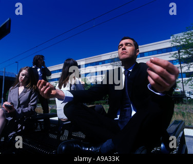 Lavoratore di ufficio MEDITANDO LIGHT RAILWAY STAZIONE FERROVIARIA PLATFORM Foto Stock