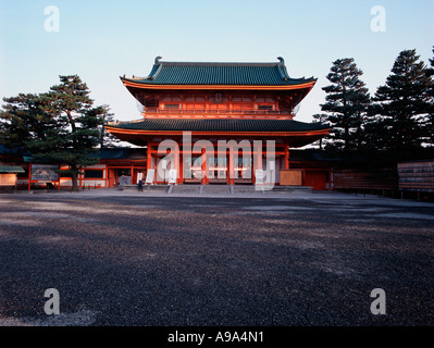 Santuario interiore Santuario Heian Giappone Kyoto la mattina presto Foto Stock