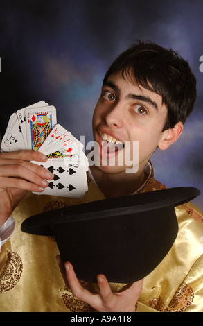 Un giovane mago sul palco Foto Stock