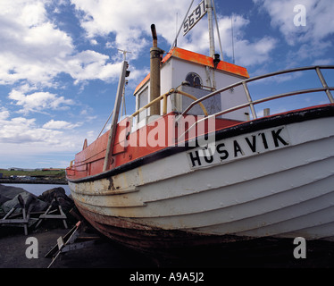 Spiaggiata barca da pesca di Husavik nel porto di Husavik n e Islanda Foto Stock