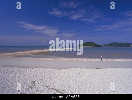 MALAYSIA Langkawi Kedah Pantai Cenang Beach la gente a piedi da sandbar passerella per Pulau Rebak Kecil Island con la bassa marea. Foto Stock