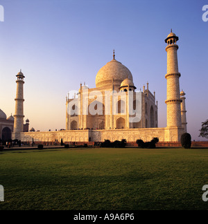 Basso angolo vista del Taj Mahal di soft bella luce della sera Agra India Foto Stock