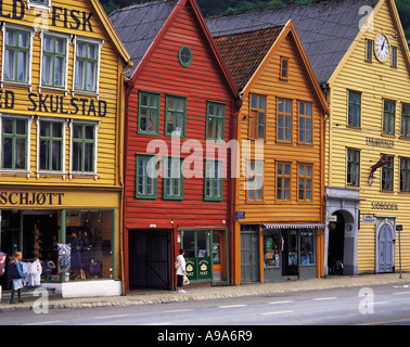 Vivacemente colorato tradizionale norvegese commercianti di legname case di Bryggen a Bergen in Norvegia Foto Stock